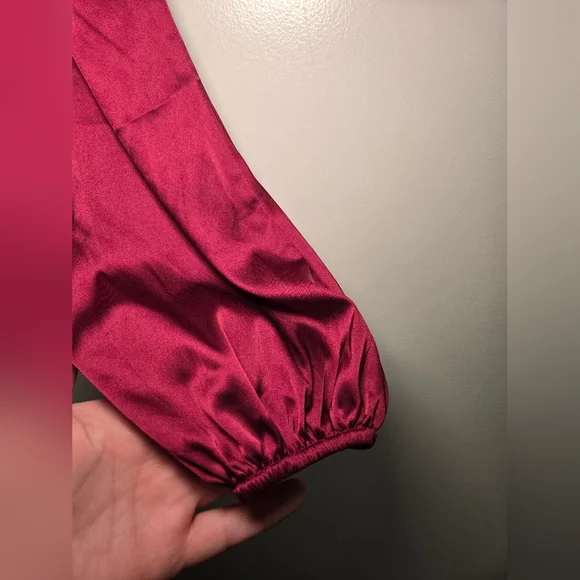 Forever 21 Burgundy Womens Long Sleeve Crop Satin Ruched Top Size Medium - Picture 4 of 6